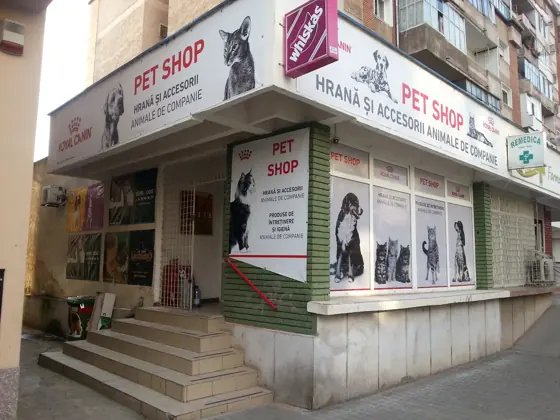 Fațada magazinului Pet Shop la colțul blocului de pe Bd. Dacia 47A